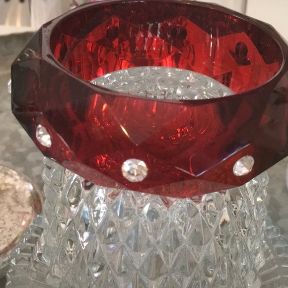 Vintage Lucite Acrylic Gem Cut Red Bangle Bracelet - Picture 3 of 7